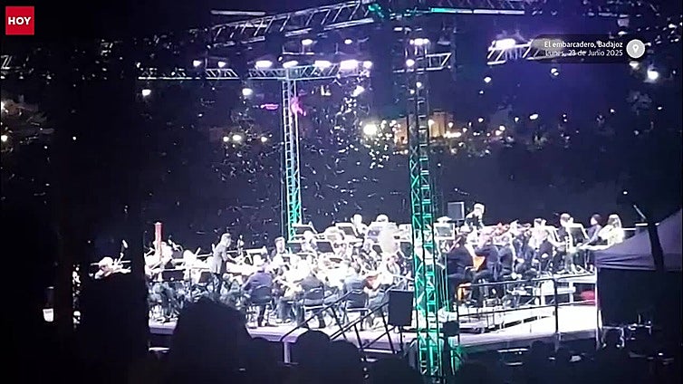 La Orquesta de Extremadura actuó bajo una nube de insectos en la noche de San Juan