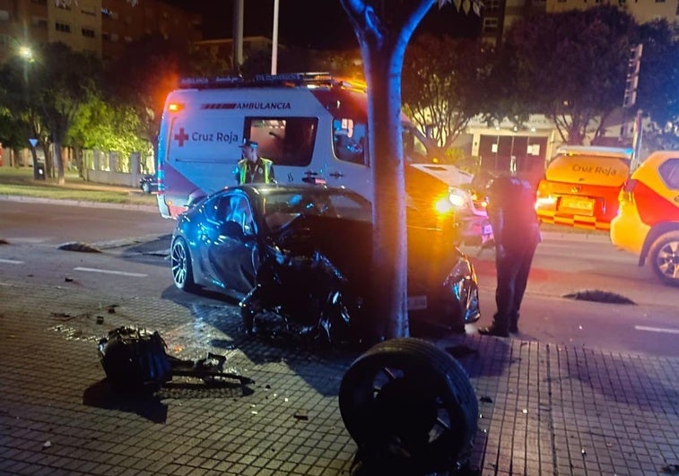 Un coche chocó contra un árbol en la avenida Sinforiano Madroñero.