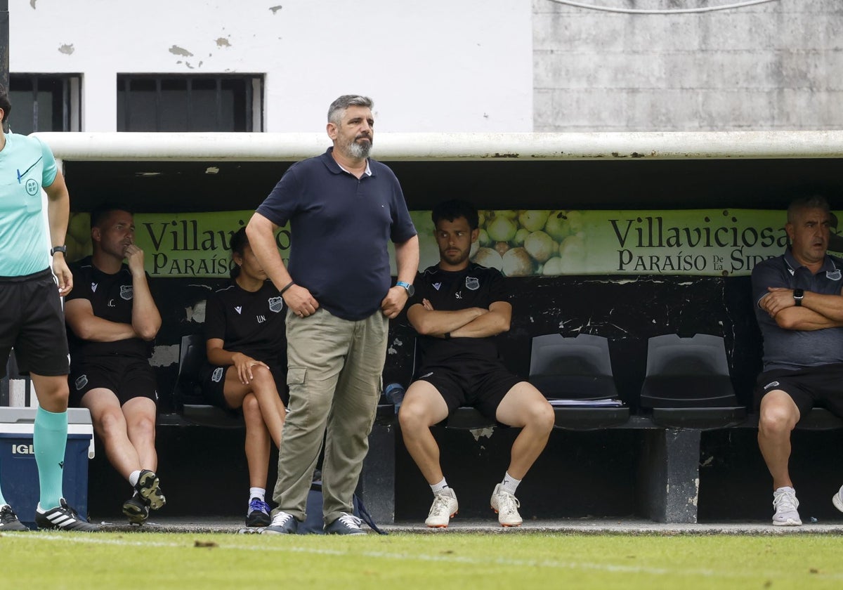 Juan García, a pie de banquillo durante la final por el ascenso Lealtad-Llerenense.