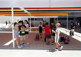 Alumnos a la sombra en el colegio Cerro Gordo en la última semana del curso.