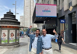 El concejal de Turismo, Ángel Orgaz, y el alcalde, Rafael Mateos, este martes en la Gran Vía de Madrid.
