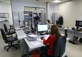 Trabajadores públicos en dependencias de la Junta de Extremadura.