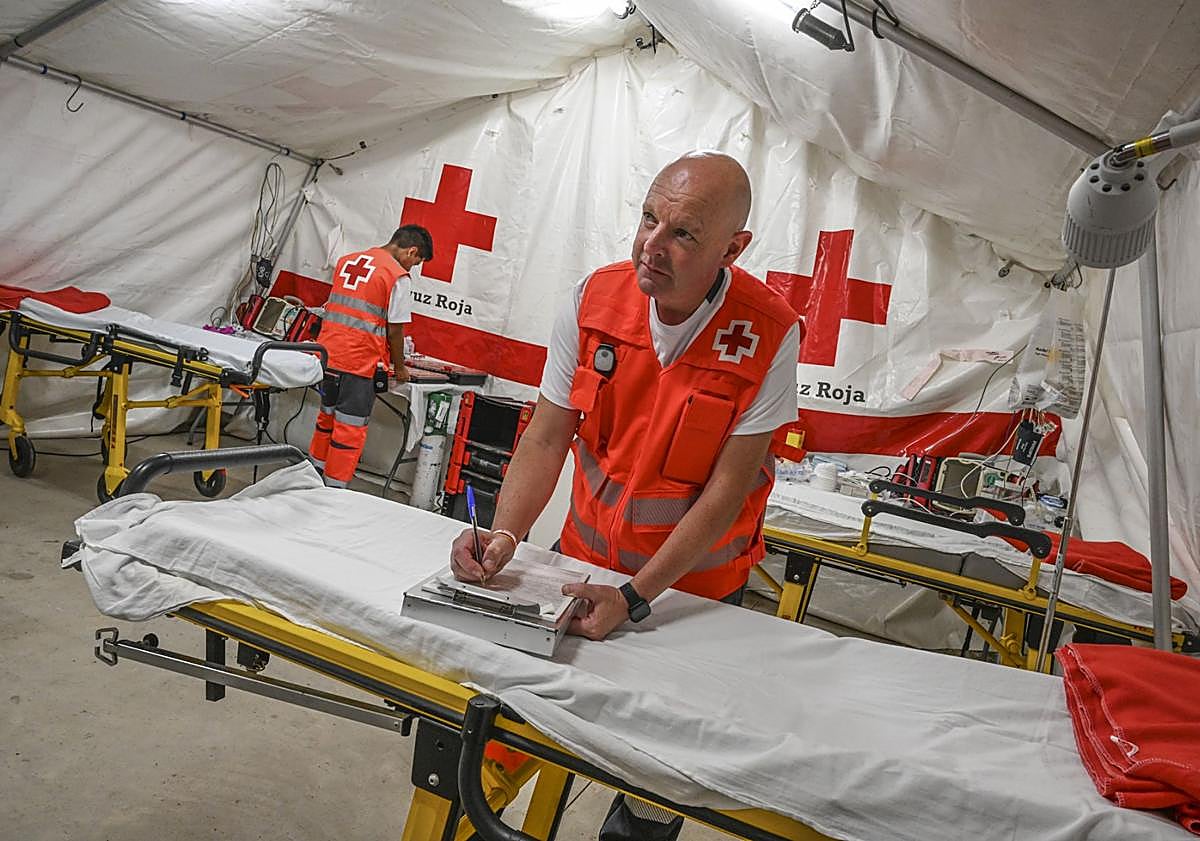 Imagen principal - Operativo de Cruz Roja en la feria de Badajoz.