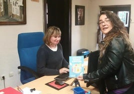 Responsable de La Vera nos Alimenta registrando la propuesta de adhesión en la Mancomunidad.