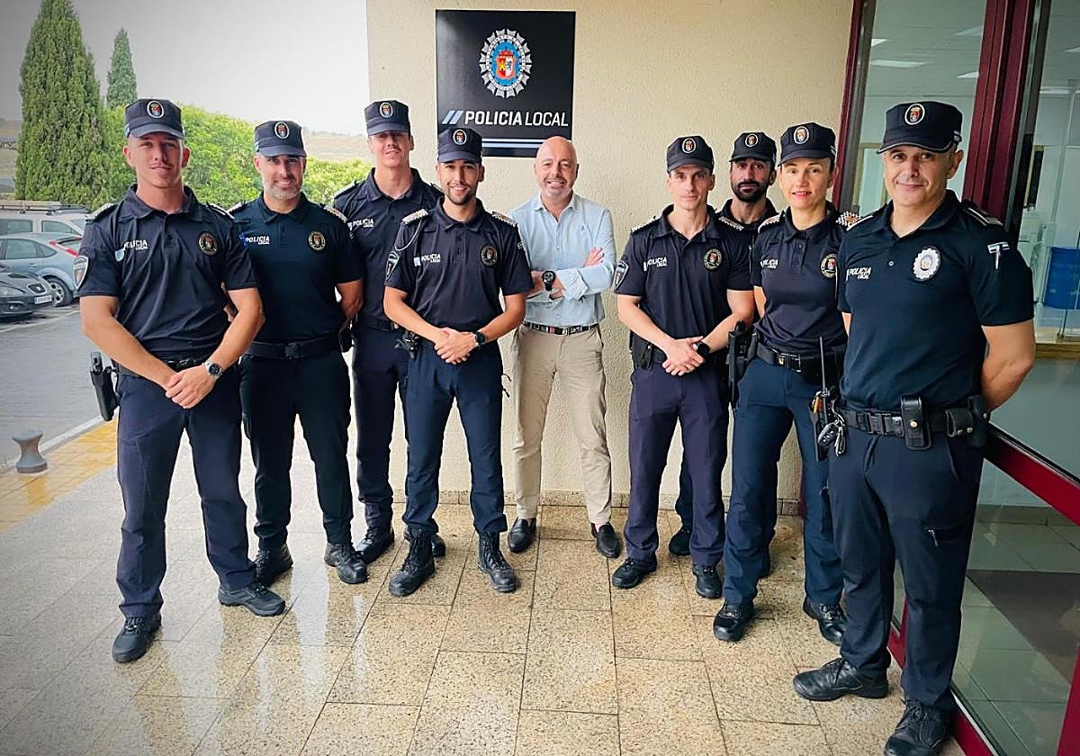 Los agentes en prácticas con el concejal de Seguridad Ciudadana, Pedro Muriel.