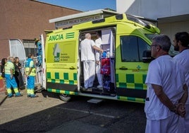 Ambulancia y personal sanitario en el hospital Universitario de Badajoz.