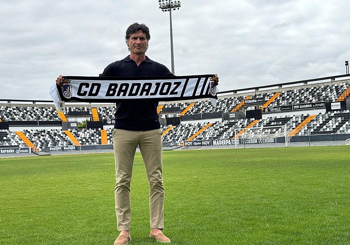 Paco Ortega posa con la bufanda del Badajoz en el Nuevo Vivero.