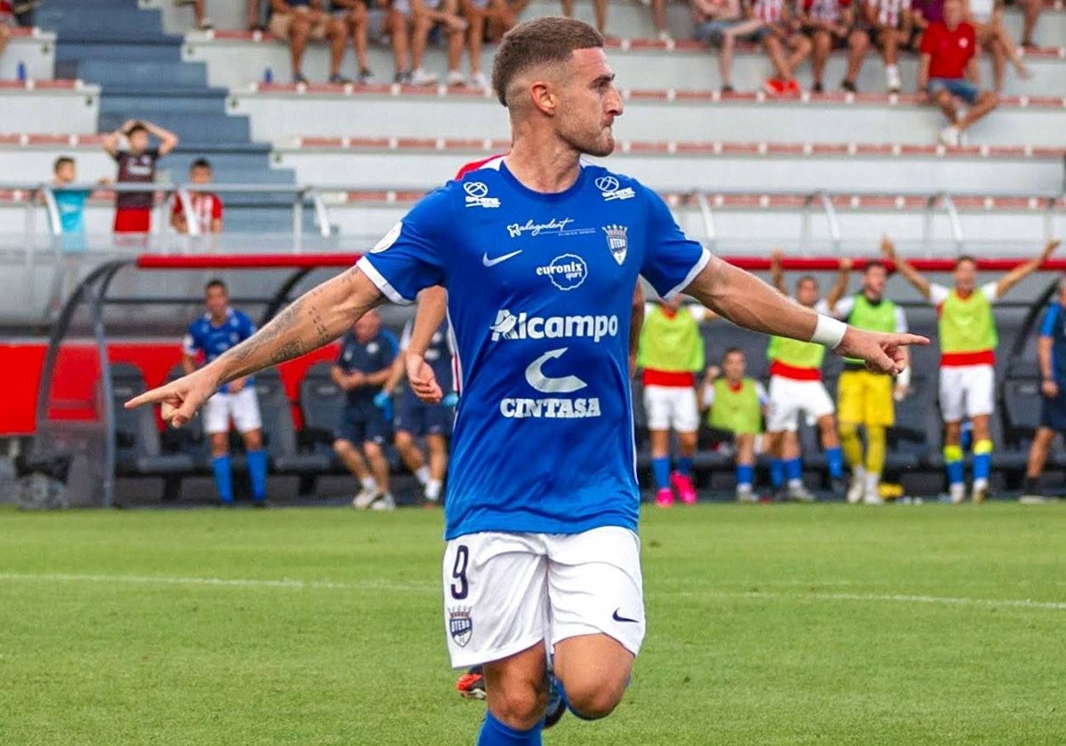 Álvaro Barrero celebra un gol con el Utebo.