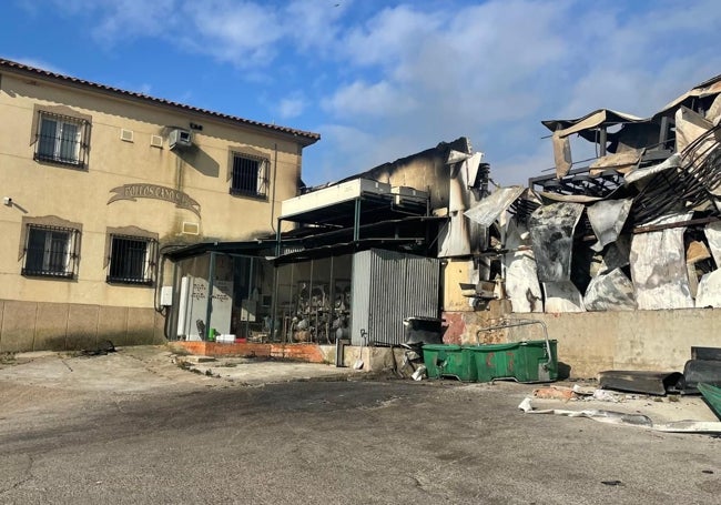 Edificio de oficinas, sin daños, junto a otra parte destruida por el fuego.