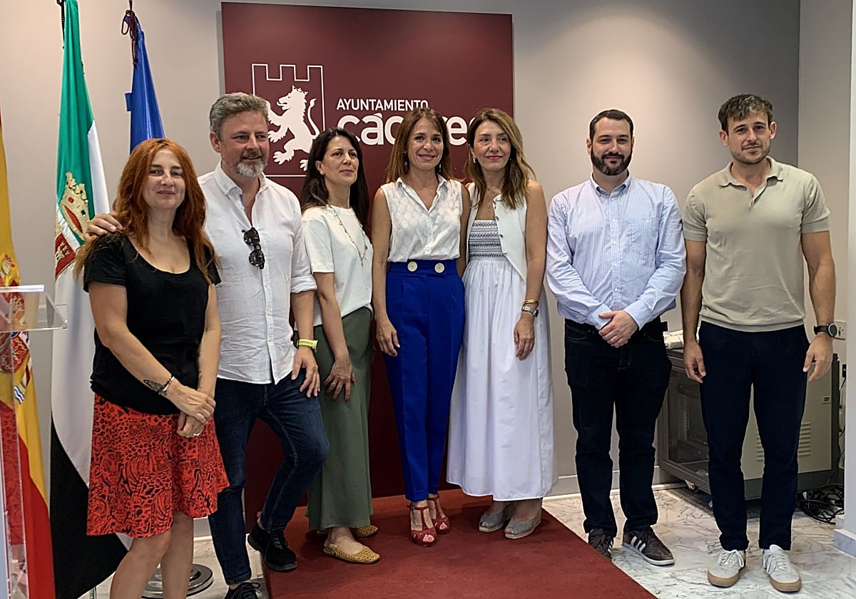 Belén Fernández, en el centro, junto a parte de su equipo de trabajo en el Ayuntamiento de Cáceres.