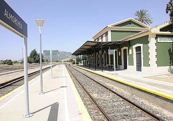Estación de Almorchón, en la línea de Badajoz a Ciudad Real.