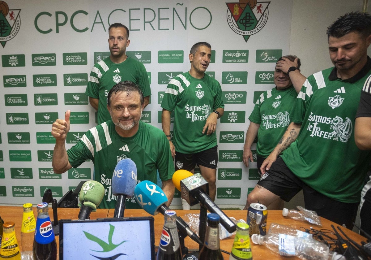 Julio Cobos con su equipo de trabajo tras el ascenso.