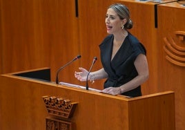 La presidenta de la Junta de Extremadura, María Guardiola, al inicio de su intervención en el debate sobre el estado de la región.