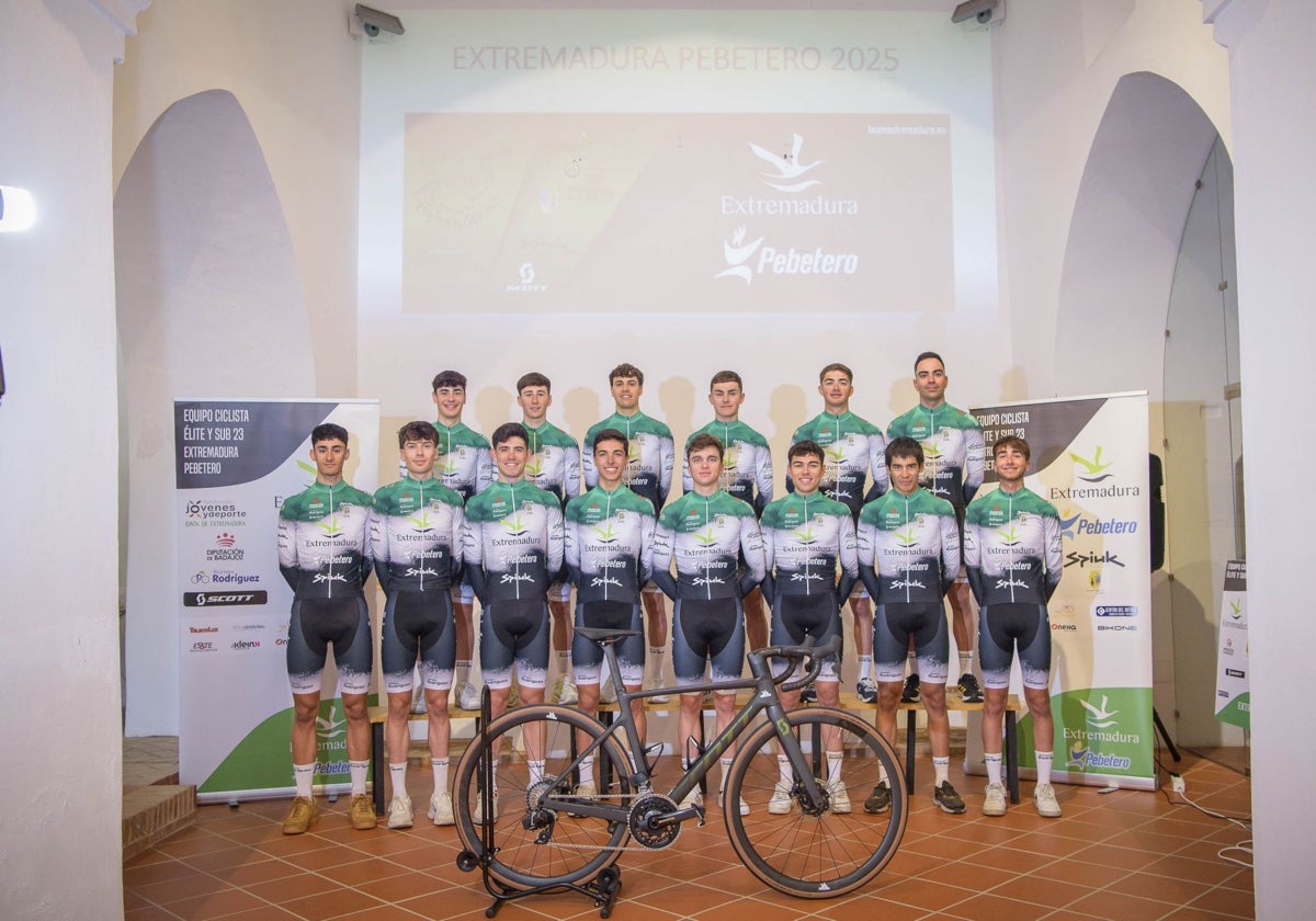 Los corredores del Extremadura Pebetero en su presentación oficial de la temporada.