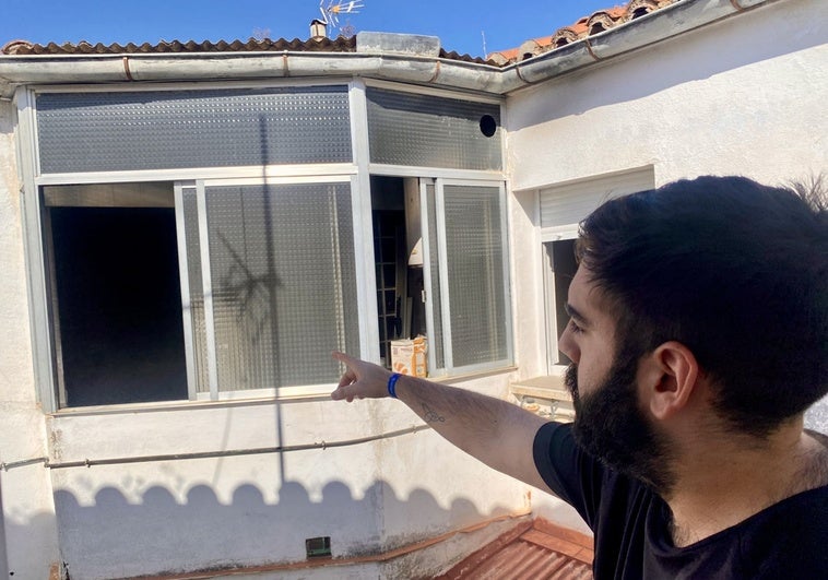 Los vecinos del herido en el incendio de Cáceres: «Gritaba ¡socorro, socorro, un extintor!»