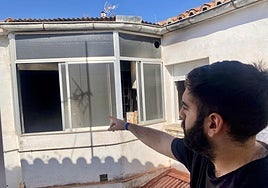 Antonio Marín señala desde su vivienda las ventanas que dan al piso donde se ha producido el fuego.