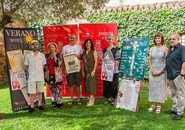 La vicepresidenta primera de Territorio, Igualdad y Cultura de la Diputación de Cáceres, Esther Gutiérrez, junto a artistas extremeños que participarán los diferentes programas durante la presentación oficial.