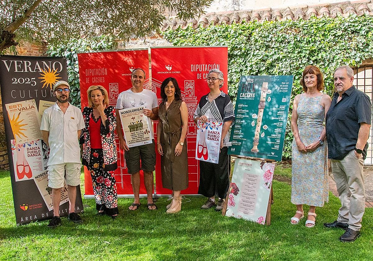 La vicepresidenta primera de Territorio, Igualdad y Cultura de la Diputación de Cáceres, Esther Gutiérrez, junto a artistas extremeños que participarán los diferentes programas durante la presentación oficial.