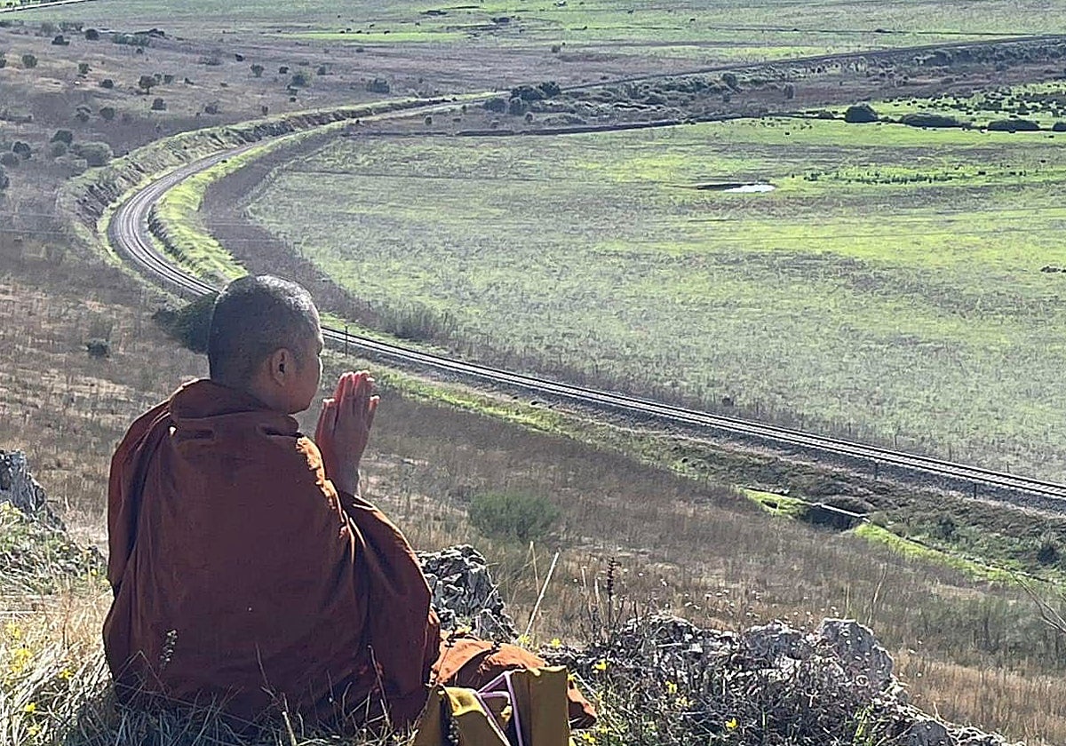 Hansa Dhammahaso, profesor universitario de Tailandia, en los terrenos donde se iba a crear el centro budista.