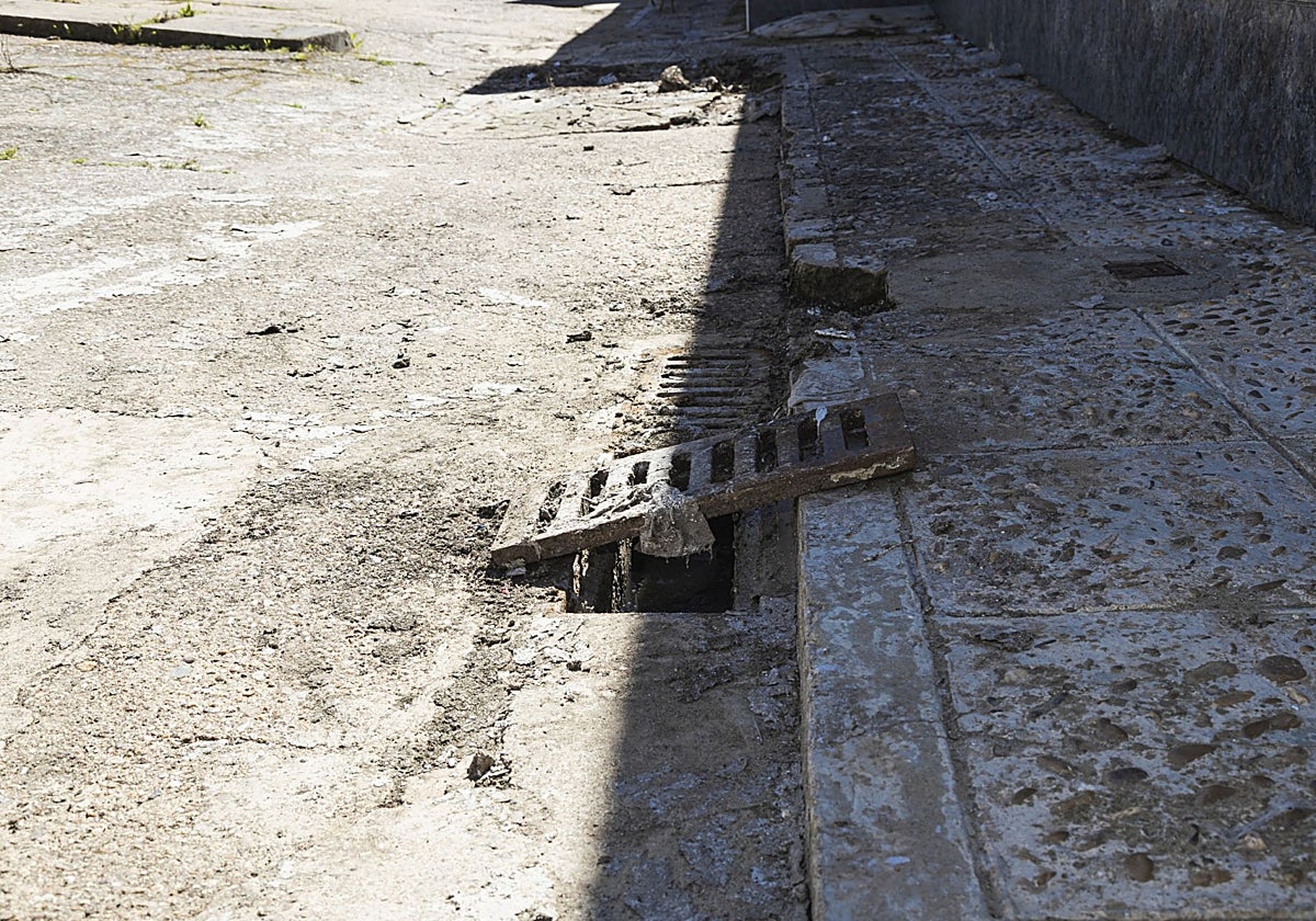 Imbornal en una de las calles de Las 800.