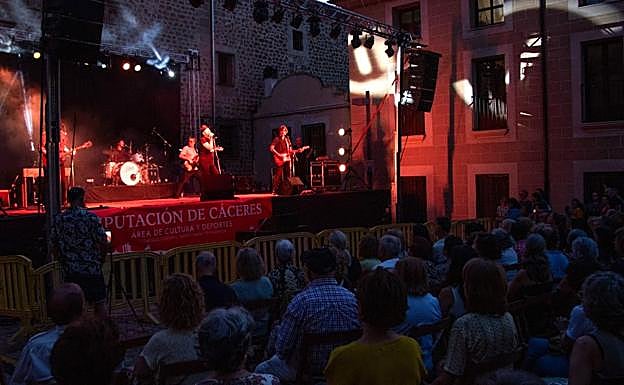 Actuación de Alejo Stivel en los concierto de Santa María de Plasencia.