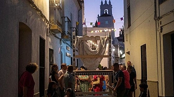 Unas artísticas sillas invitan a los vecinos de tres pueblos extremeños a «tomar el fresco»