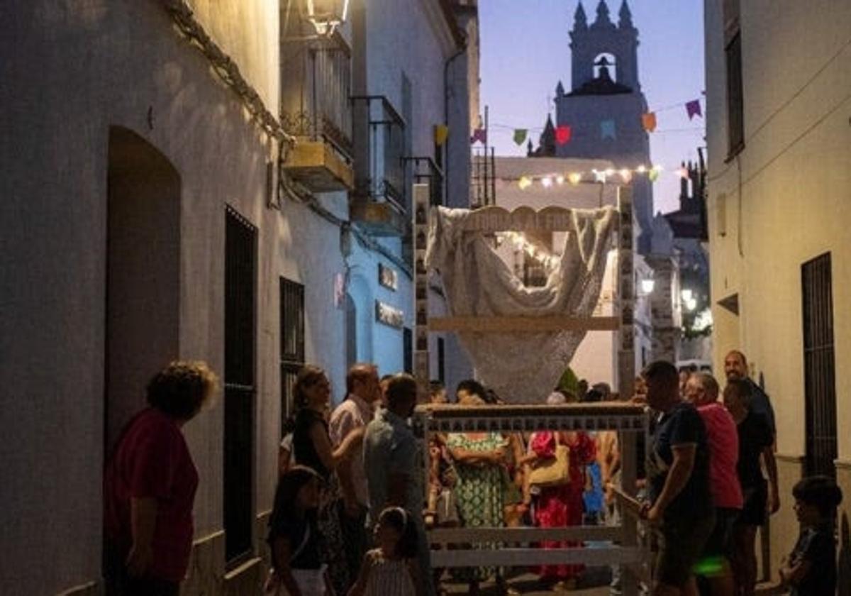 Unas artísticas sillas invitan a los vecinos de tres pueblos extremeños a «tomar el fresco»