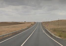 Punto kilométrico 100 de la carretera N-432, próximo al lugar del accidente.