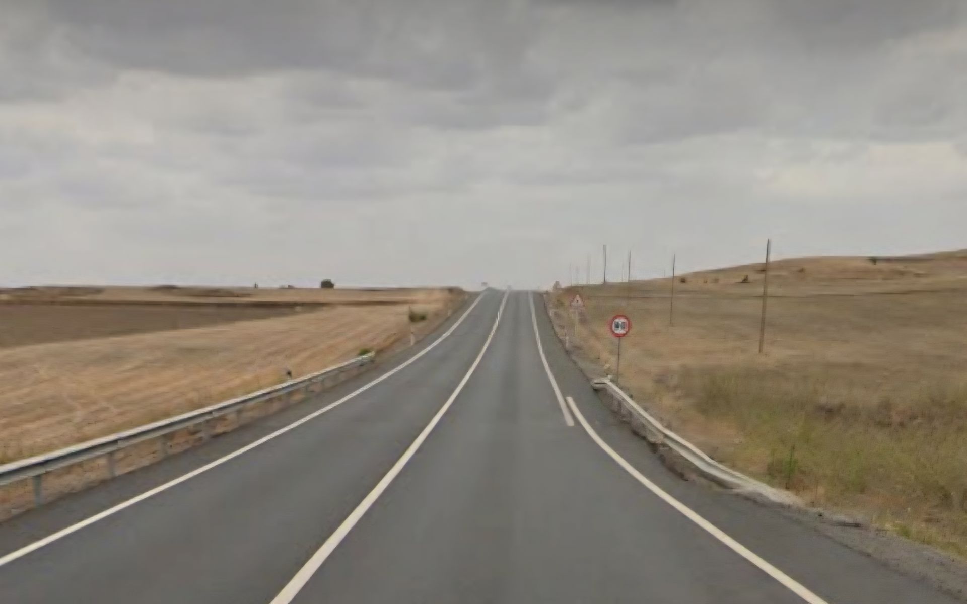 Punto kilométrico 100 de la carretera N-432, próximo al lugar del accidente.