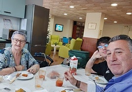 Juana, a la izquierda, junto a su hijo José Gabriel y uno de sus nietos durante una de las comidas compartidas en la residencia Cervantes.