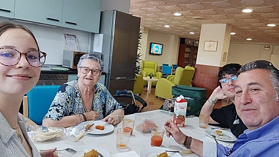 Cáceres estrena un proyecto pionero en el centro de mayores Cervantes: «Poder comer con mis hijos en la residencia me da la vida»