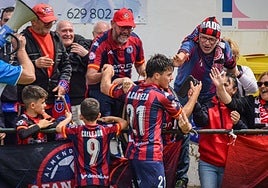 Los jugadores del CD Extremadura celebran un tanto la pasada campaña.