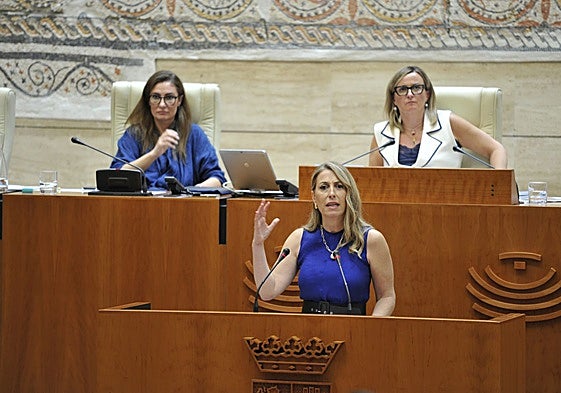 La presidenta de la Junta, María Guardiola, en la segunda sesión del debate sobre el estado de la región; detrás, la vicepresidenta primera de la Asamblea, Lara Garlito, y la presidenta, Blanca Martín.