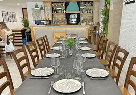 Comedor luminoso y modernizado de Casa Juan, en Plasencia.