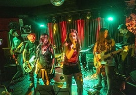 Las bandas de rock del IES EL Brocense, Holy Divers y The Bee Jinxs, tocaron en la sala Boogaloo.