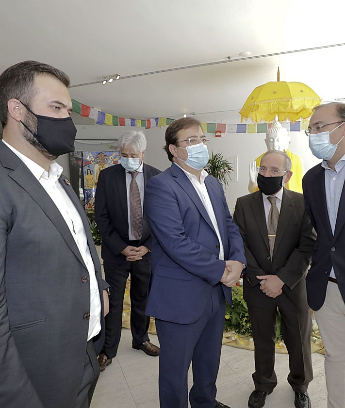 Imagen secundaria 2 - Hermanamiento con Lumbini en Cáceres. Recreación del proyecto en una imagen de la Fundación Lumbini. En la última imagen, los dos últimos alcaldes y el expresidente Vara con el presidente de la Fundación Lumbini, Vilanova, y la estatua de Buda al fondo en 2020.