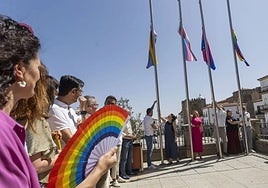 Izado de las banderas del orgullo en Cáceres, con el alcalde y concejales.