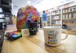 Algunos de los artículos que varias familias han comprado para regalar a profesores en una tienda de Cáceres.