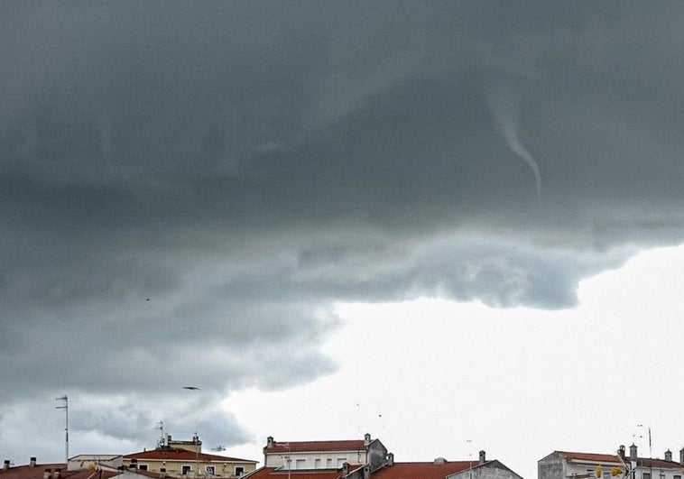 Una inusual tuba sorprende en el cielo de Coria