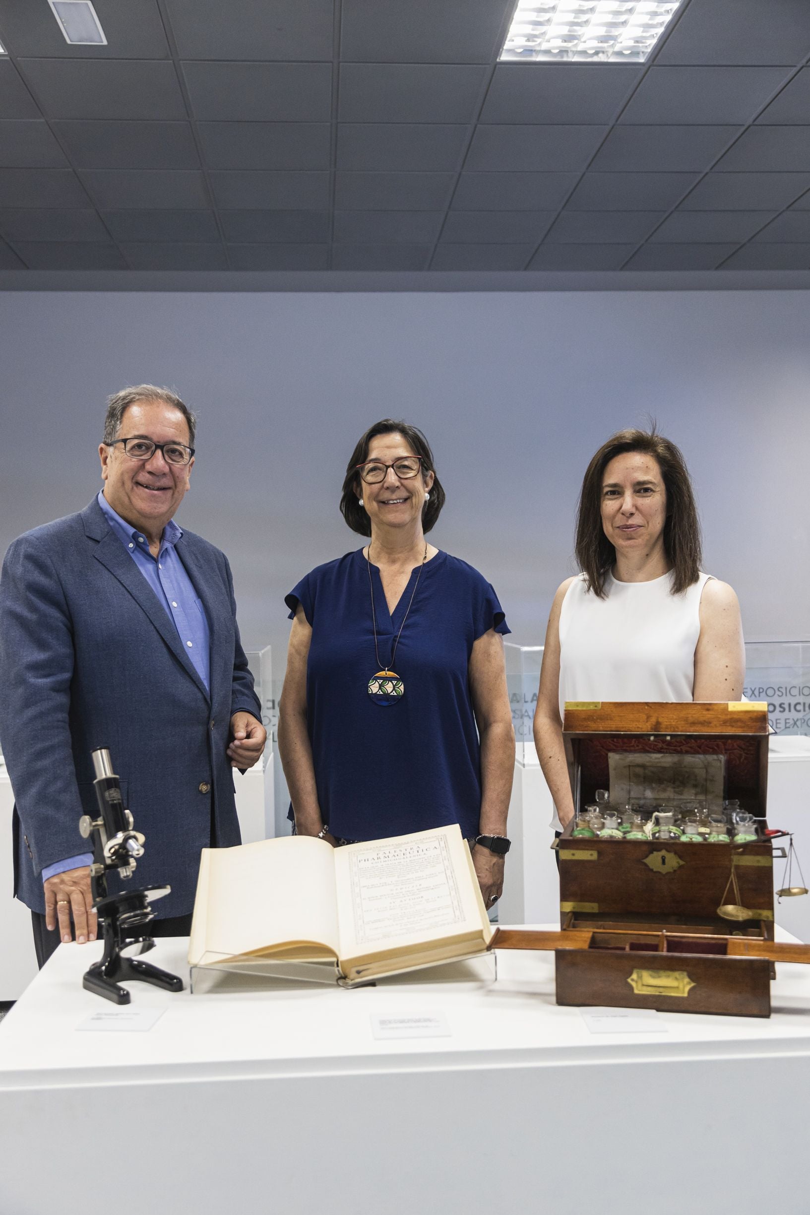 Fotos | Así es la exposición de libros del colegio de Farmacéuticos de Badajoz
