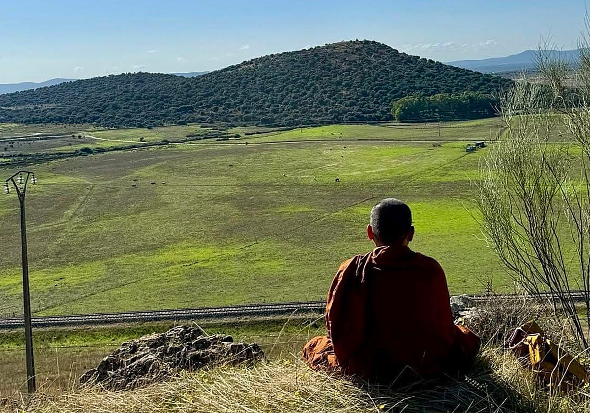 Un profesor budista de Tailandia observa los terrenos donde se iba a construir el complejo.