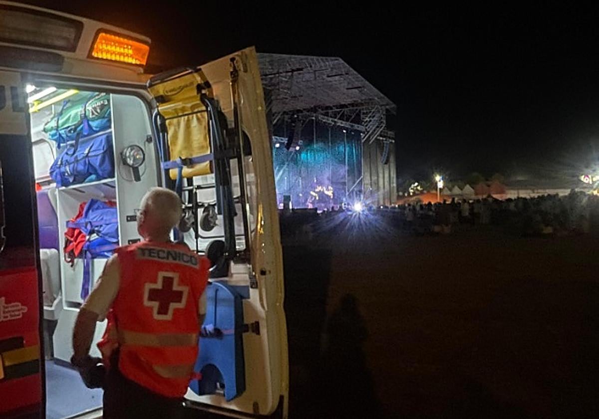 Personal de Cruz Roja en el auditorio del ferial de Caya.