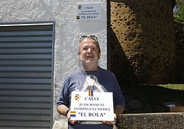 Juan Manuel Domínguez 'Bola', el día que le dedicaron una calle con su nombre en Cáceres.