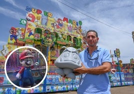El feriante Antonio Martínez reclama que le devuelvan la figura de 1.80 metros de Mario Bros.