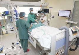Imagen de archivo de sanitarios trabajando en la UCI del Hospital Universitario de Cáceres.