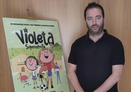 Pablo Ruiz con el póster del episodio piloto, de Violeta, que va a un colegio en Esparragosa de Lares.