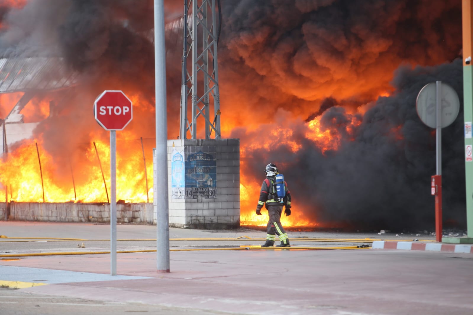 Fotos | Arden dos naves y varias furgonetas del polígono El Prado de Mérida
