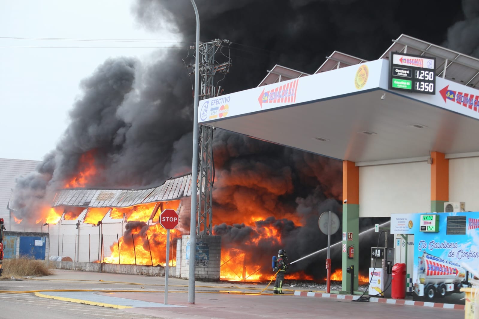 Fotos | Arden dos naves y varias furgonetas del polígono El Prado de Mérida