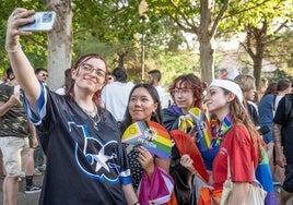 Jovénes participantes en la marcha del Orgullo este sábado en Mérida.