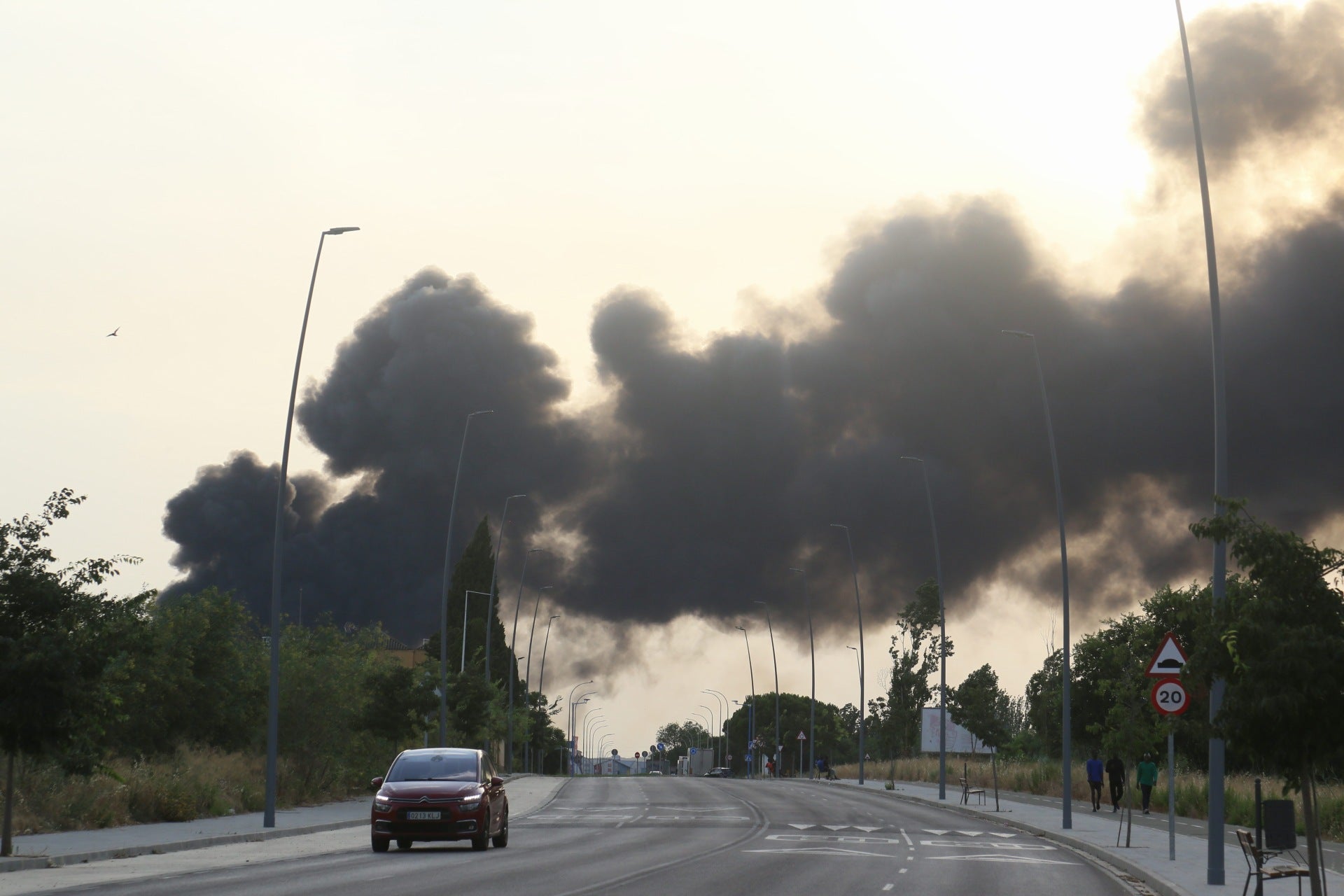 Fotos | Arden dos naves y varias furgonetas del polígono El Prado de Mérida